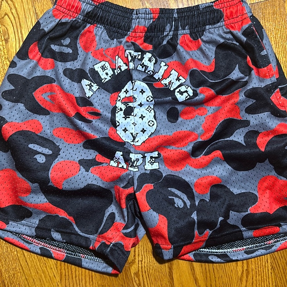 Abathing ape 🦍 LV Shorts (small)